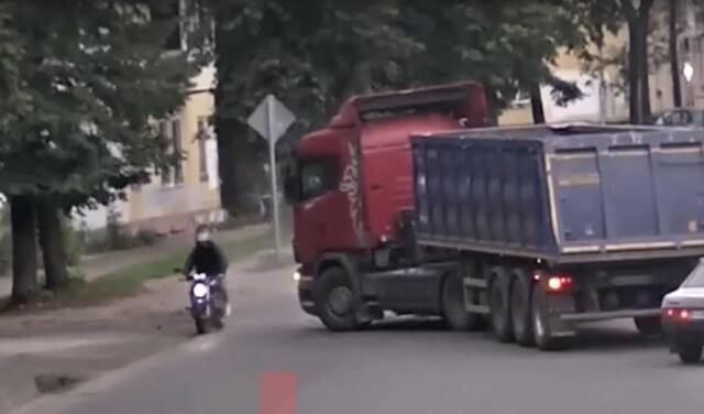 Мотоциклист погиб после столкновения с грузовиком в Ярославле 