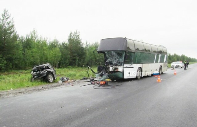 Два человека погибли в ДТП с автобусом в Тюменской области 