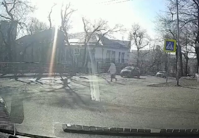 Автомобиль сбил женщину на пешеходном переходе во Владивостоке 