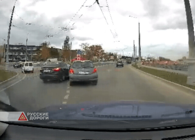 ДТП в Севастополе на перекрестке с круговым движением