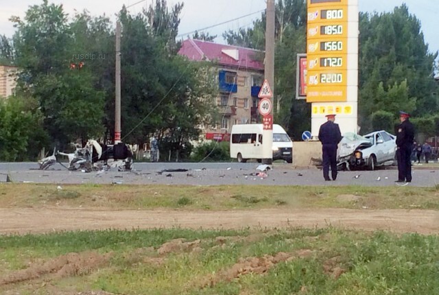 «Ладу Приору» разорвало о столб в результате ДТП в Уральске 