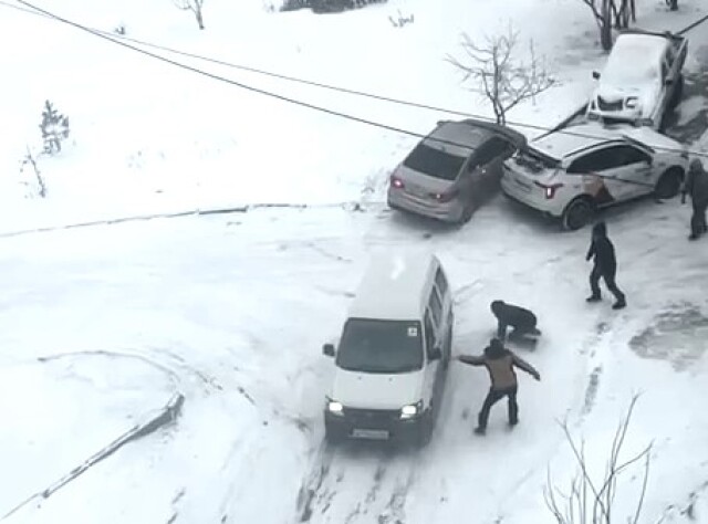 День жестянщика в Иркутске: несколько автомобилей не смогли забраться в гору и столкнулись
