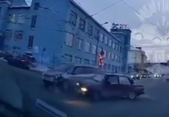 ДТП на перекрестке в Мурманске: «Жигули» при повороте налево столкнулись с иномаркой 