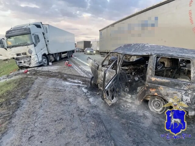 На видео попал момент ДТП с фурой и УАЗом на трассе М-5 в Самарской области 