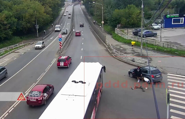 Электросамокат и легковой автомобиль столкнулись в Перми