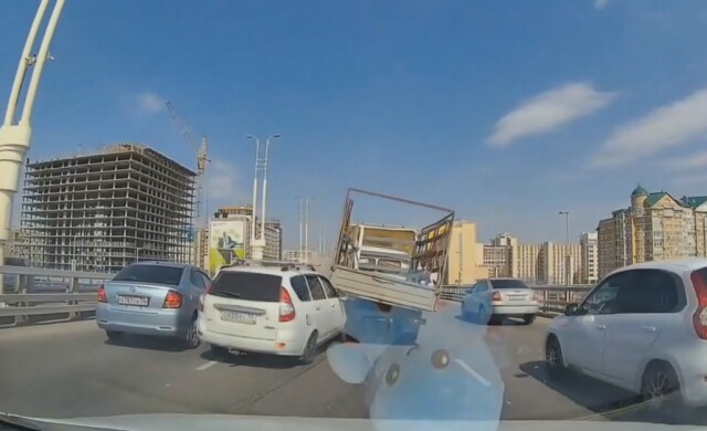Авария на мосту в Омске: водитель «Приоры» не успел затормозить 