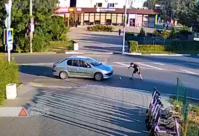 Ребенок попал под колеса машины в Волжском
