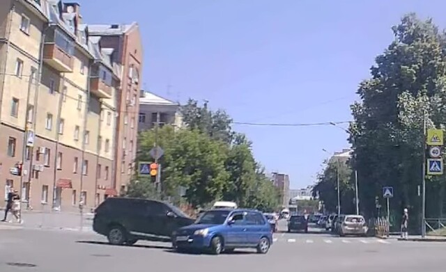 Момент ДТП в Новосибирске: один водитель пытался успеть повернуть, а другой двигался на жёлтый 