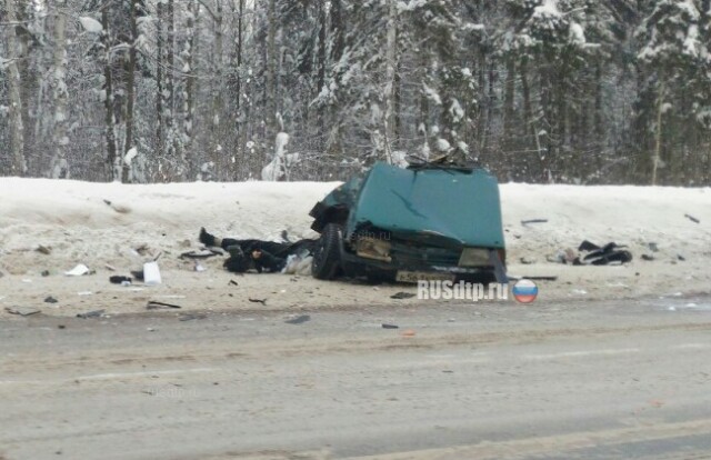 ВАЗ-21099 разорвало на части от столкновения с лесовозом на Восточном обходе Перми 