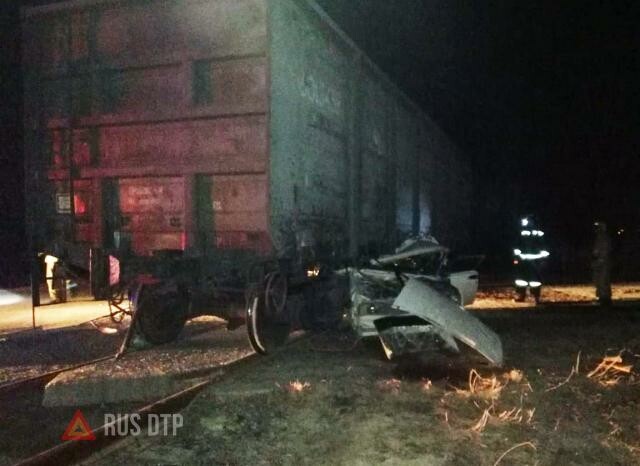 ВАЗ-2105 столкнулся сто стоящим вагоном пол Новосибирском 