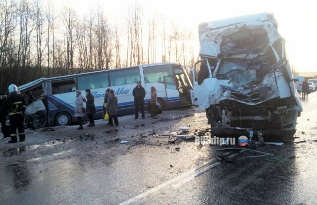 Автобус столкнулся с грузовиком на трассе \»Скандинавия\». Пострадали более 20 человек 