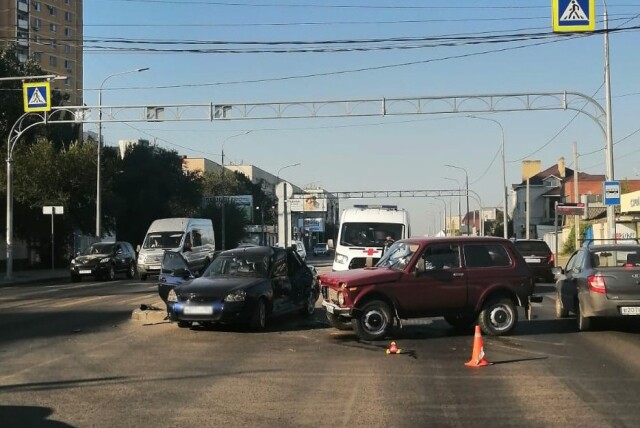 «Нива» и «Приора» столкнулись на перекрестке в Волгограде: пострадали женщина и ребенок 