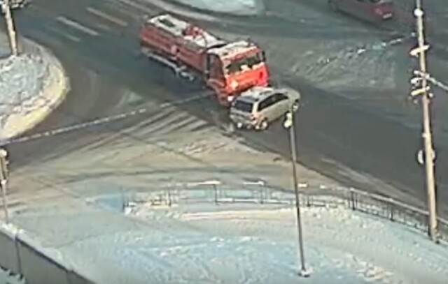 В Красноярске КАМАЗ протащил легковушку несколько метров 