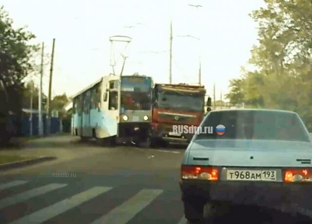 Грузовик врезался в трамвай в Краснодаре