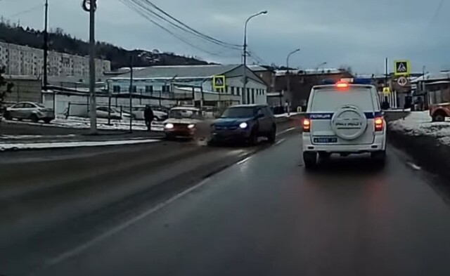 ВАЗ-2104 и Mitsubishi столкнулись на Парашютной в Красноярске