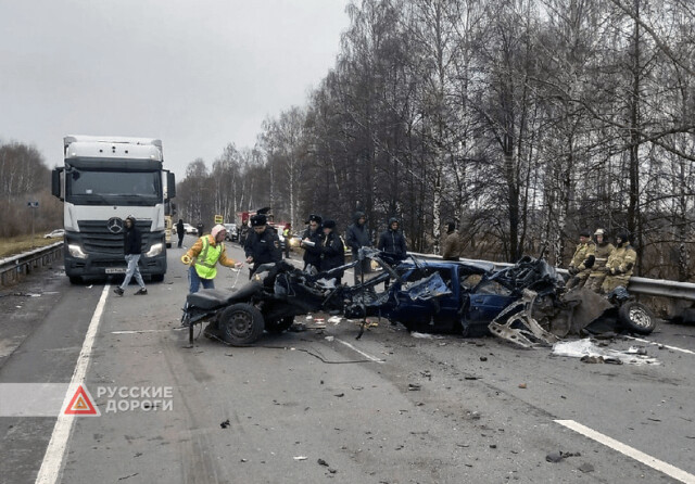 Две фуры смяли легковой автомобиль на трассе М-7 