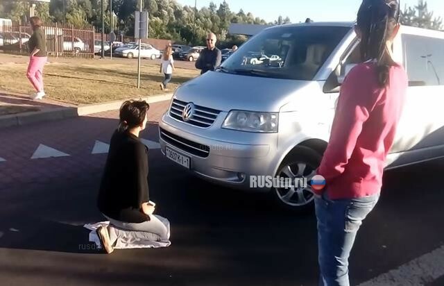 Женщина легла под колеса микроавтобуса, пытаясь остановить нарушителя