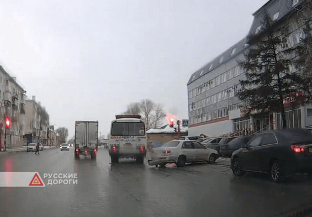 Автобус и легковой автомобиль столкнулись в Кемерове 