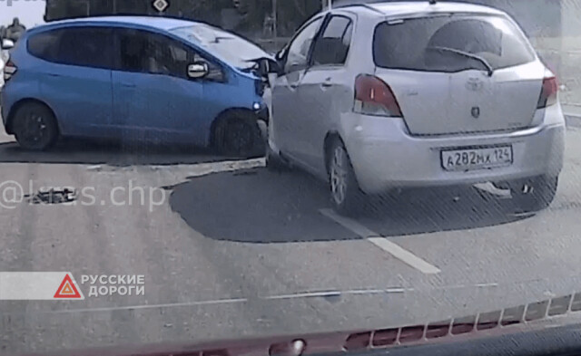 Два автомобиля столкнулись на Свердловской улице в Красноярске