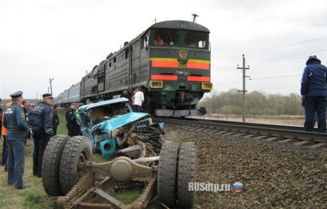 Под поезд 