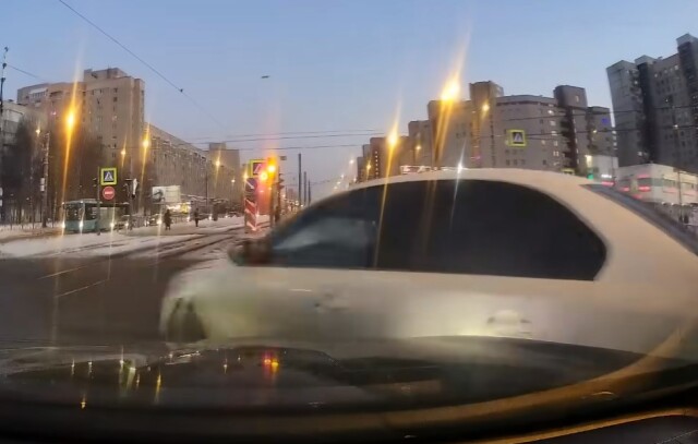 Авария в Санкт-Петербурге: водитель «Фольксвагена» поворачивал налево с правой полосы
