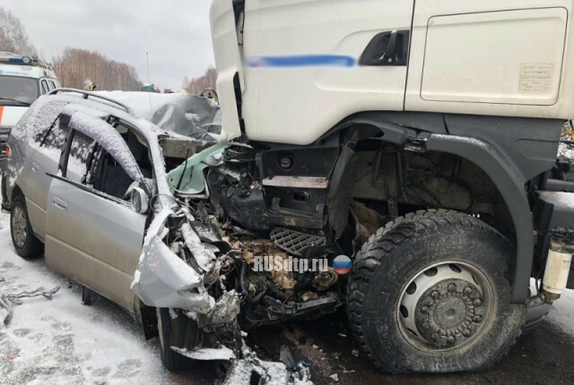Мужчина погиб при столкновении «Тойоты» с двумя грузовиками под Томском 