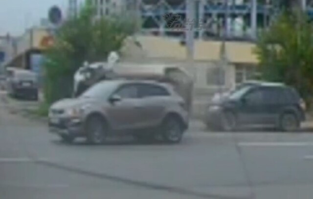 В Новосибирске кроссовер столкнулся со стоящим автомобилем и опрокинулся 