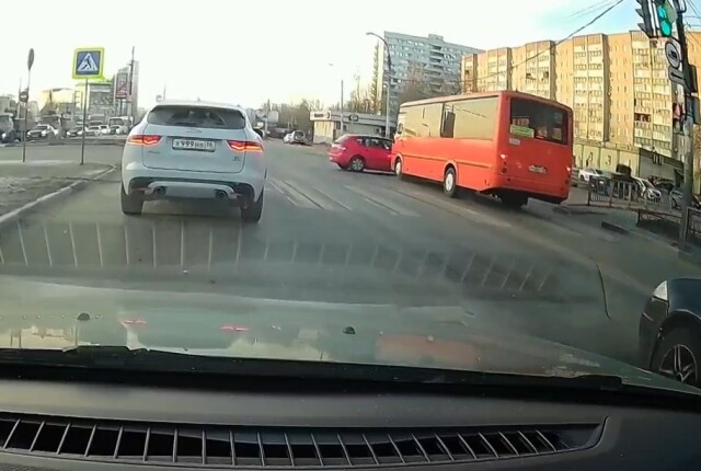 Легковой автомобиль не смог проскочить перед автобусом в Воронеже