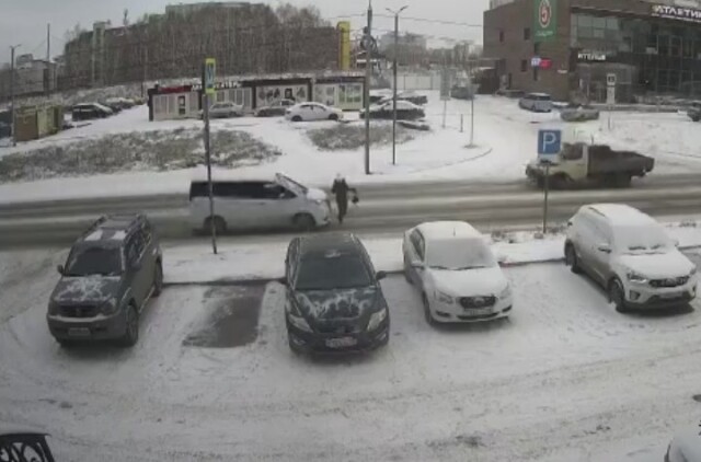 Женщина попала под колеса автомобиля на улице Ватутина в Омске