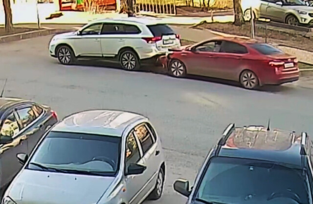 Очень странное ДТП в Кирове: Kia Rio врезался в стоящий кроссовер 