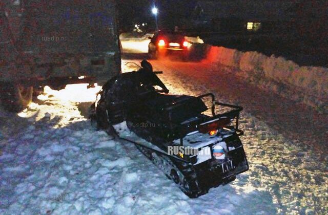 В Коми водитель снегохода погиб, врезавшись в стоящий грузовик 