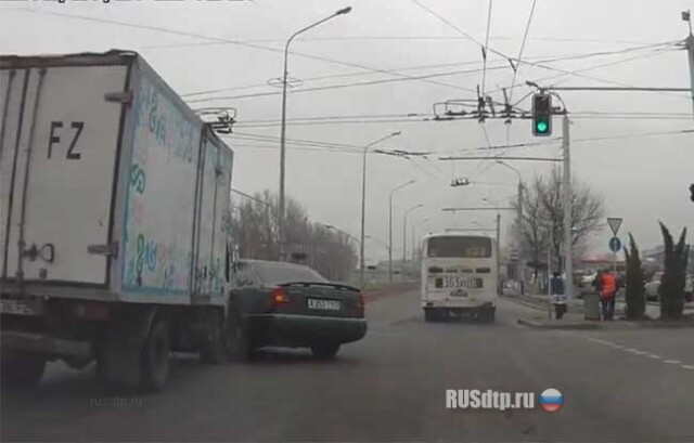 Молочник ехал прямо 