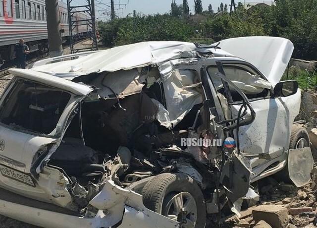 В Дагестане в ДТП с поездом погибли два человека 