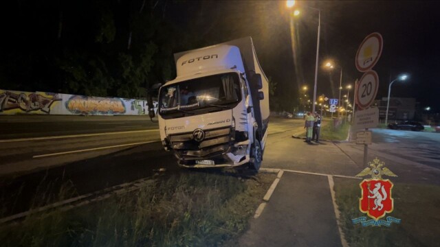 В Екатеринбурге пьяный водитель грузовика таранил и крушил автомобили 