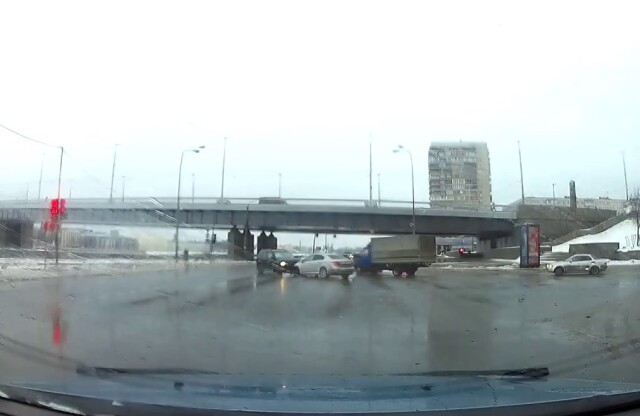 Курьезное ДТП в Петербурге: два автомобиля лоб в лоб столкнулись на перекрестке 