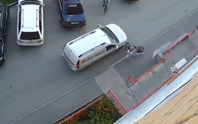 Школьник на велосипеде попал под колеса автомобиля в одном из дворов Новосибирска