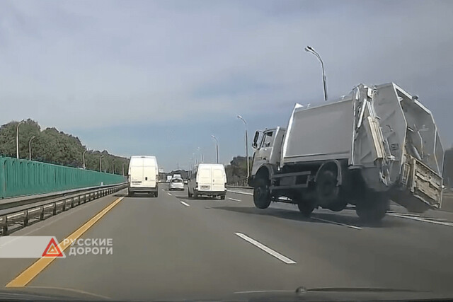 Мусоровоз едва не перевернулся на кольцевой автодороге в Минске