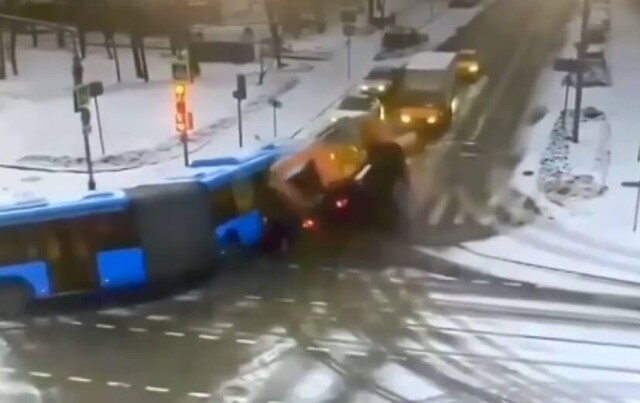 Снегоуборочная машина и автобус столкнулись на юге Москвы 