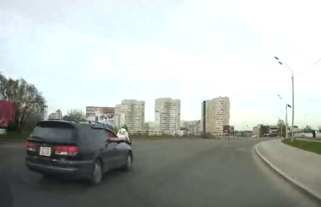 В Барнауле водитель автомобиля Toyota Caldina сбил мотоциклиста и скрылся 