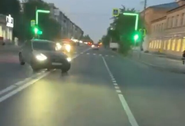 В Красноярске водитель автомобиля при повороте налево не пропустил мотоциклиста 