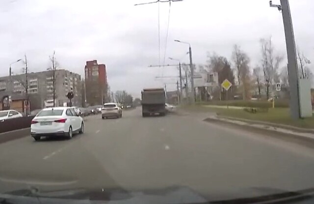 В Иванове самосвал смял легковой автомобиль и протащил его несколько метров