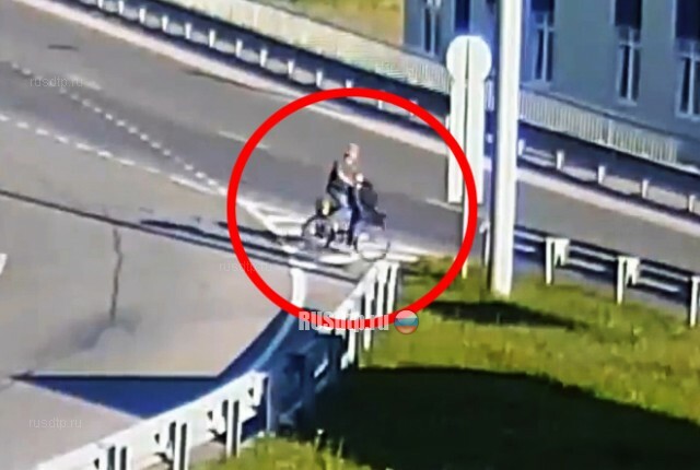 Велосипедист налетел на отбойник в Калининграде. ВИДЕО