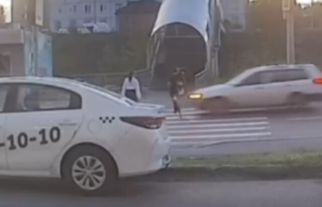Две девушки попали под колеса автомобиля в Красноярске