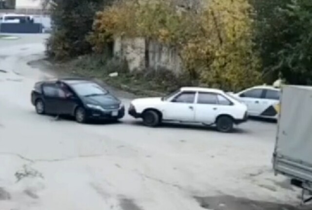 Забавная авария произошла на перекрестке в Ростове-на-Дону