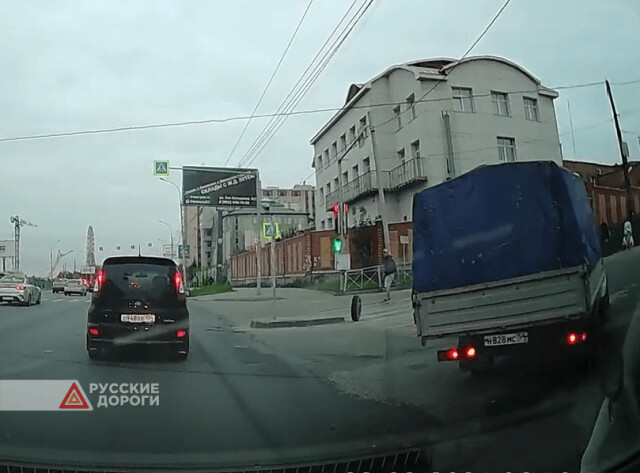 «Газель» потеряла колесо на перекрестке в Новосибирске