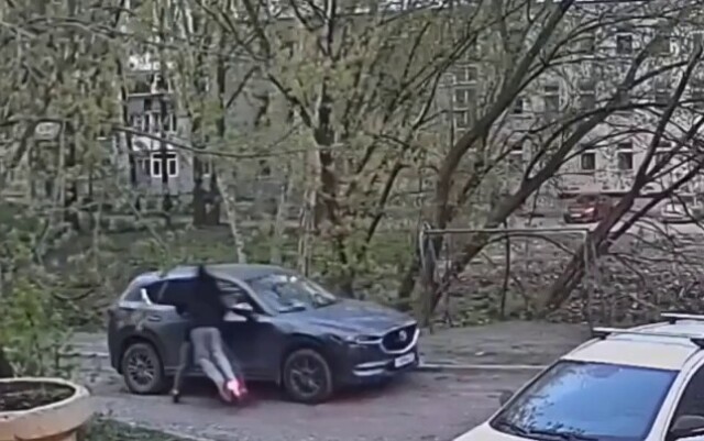 В Нижнем Новгороде два парня на электросамокате врезались в припаркованный автомобиль и скрылись 