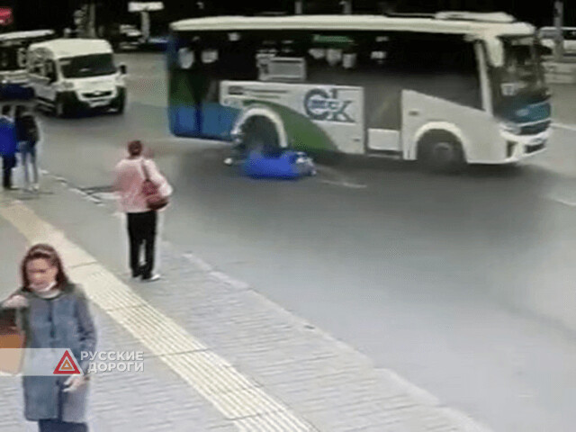 В Омске из автобуса выпала пассажирка