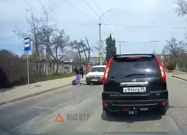 В Севастополе автомобиль сбил парня на самокате