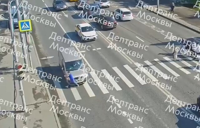 Легковой автомобиль сбил ребенка на улице Люблинской в Москве