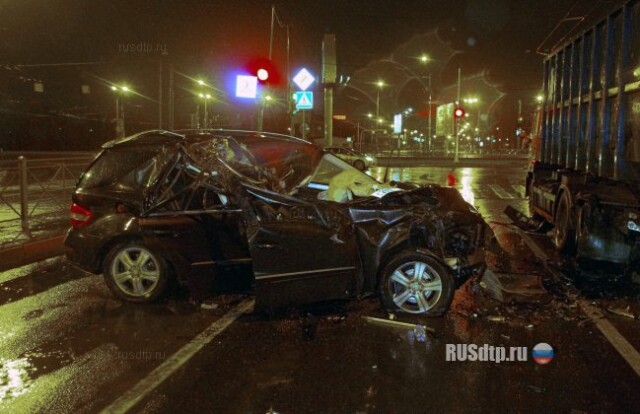 В Петербурге при столкновении с КАМАЗом погибла пассажирка «Мерседеса» 